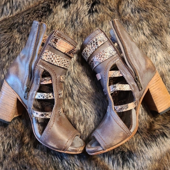 SOLD! Freebird by Steven Tiara Pink Snake Multi Size 7 RARE Heeled Sandals - Picture 5 of 9